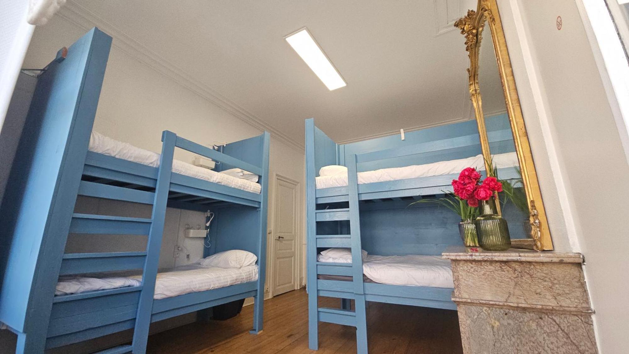 Bed In 6-Bed Mixed Dormitory Le Jardin Cafe Bordeaux Extérieur photo