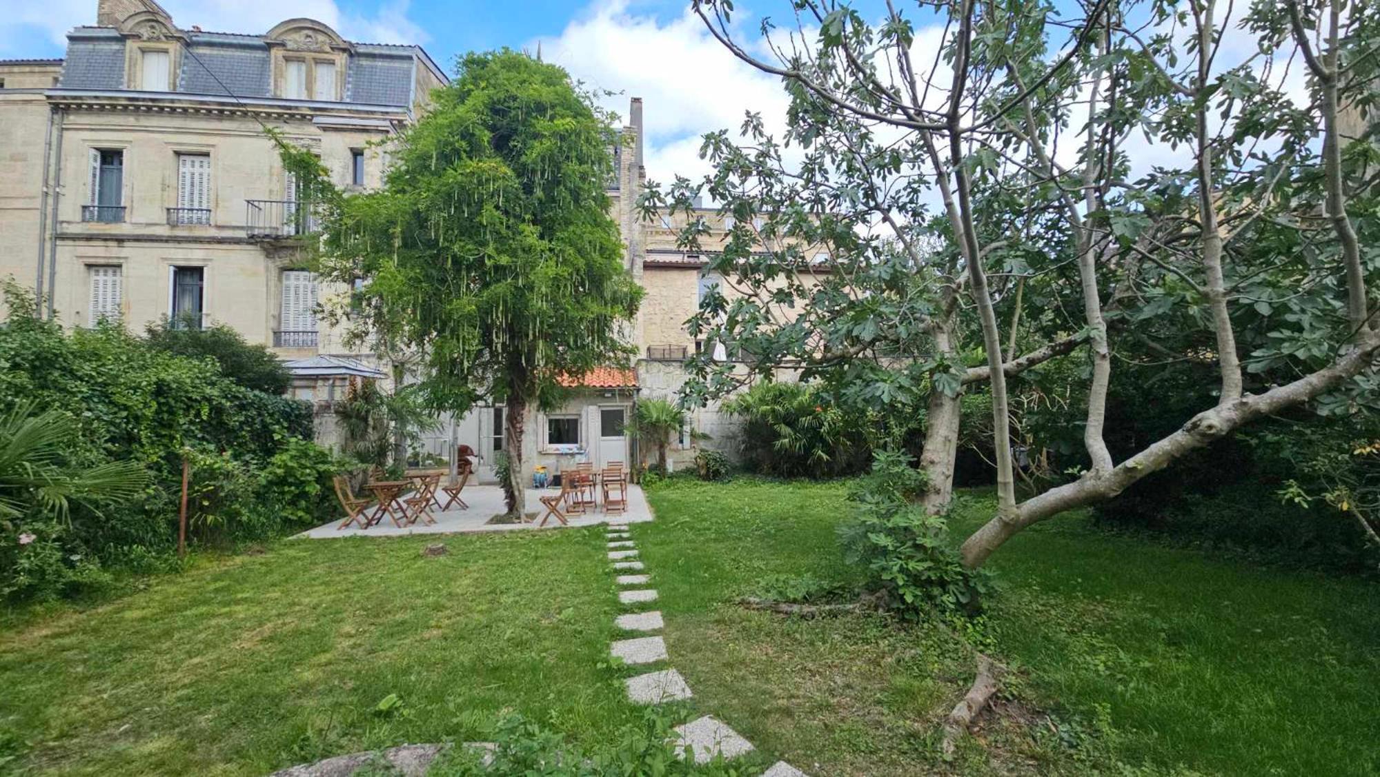 Bed In 6-Bed Mixed Dormitory Le Jardin Cafe Bordeaux Extérieur photo